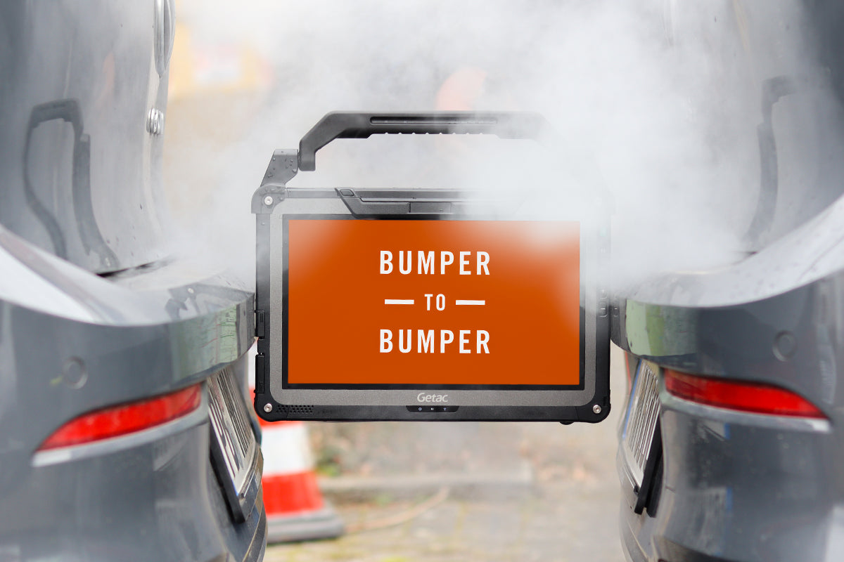 Getac Tablet F110 zwischen zwei Stoßstangen mit Bildschirm Bumper-to-Bumper